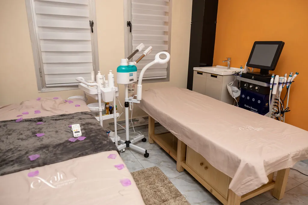Cabine de soins du corps avec deux tables