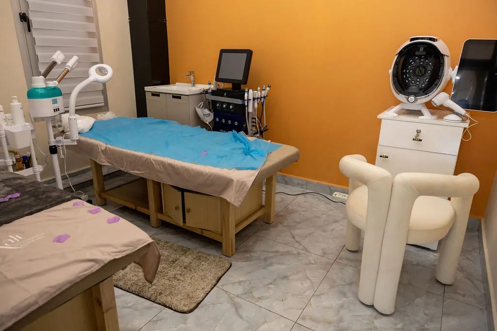 Cabine de soins du visage avec appareils d’analyse et Hydra Facial