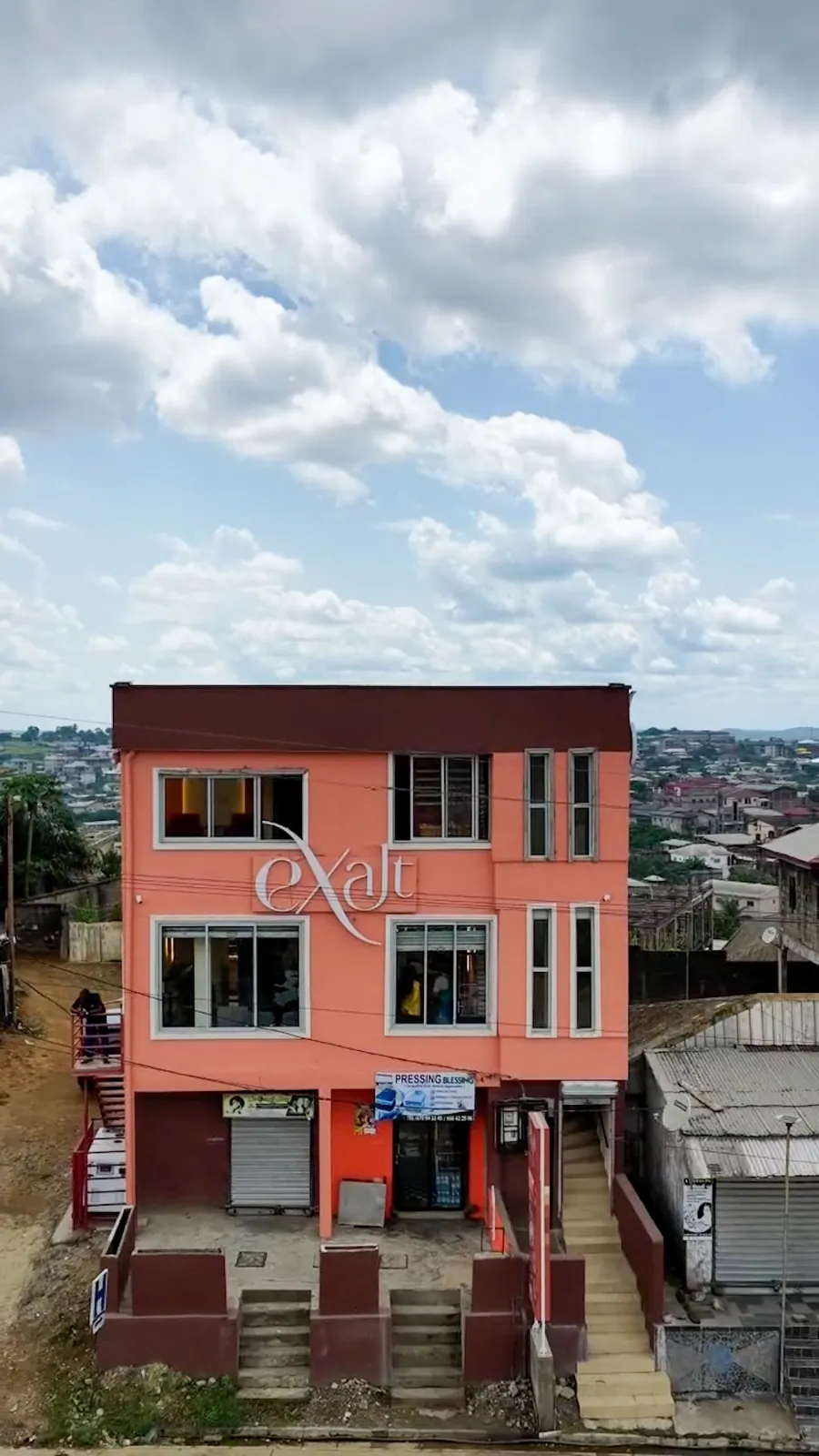 Façade de l’immeuble Exalt Institut à Yassa, Douala