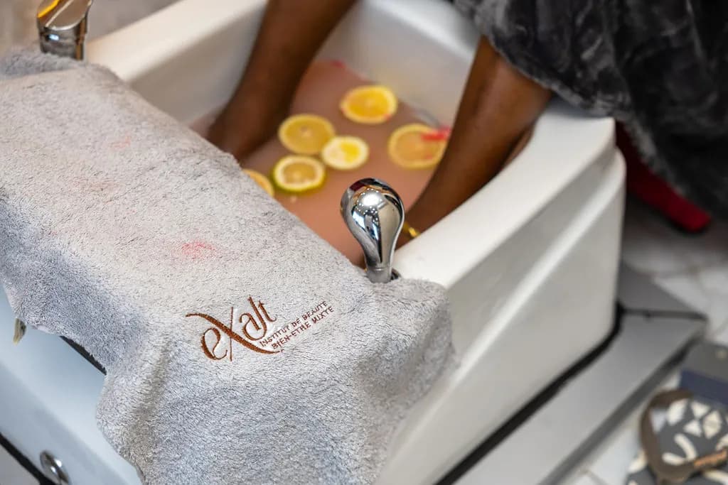 Bain de pieds aux agrumes pendant une pédicure